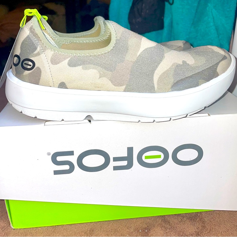 OOfos OOmg EeZee Women's Slip On Sneaker White/Green Camo Sz 7